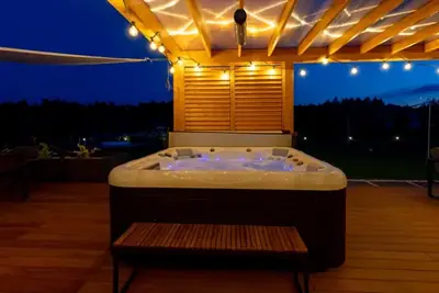 Jacuzzi i pergola – Bielawy House, dom z basenem na Kaszubach (3)