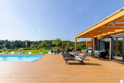 Basen i taras – Bielawy House, dom z basenem na Kaszubach (11)