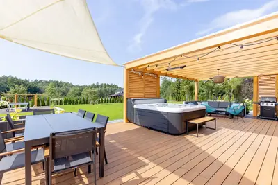 Jacuzzi i pergola – Bielawy House, dom z basenem na Kaszubach (5)