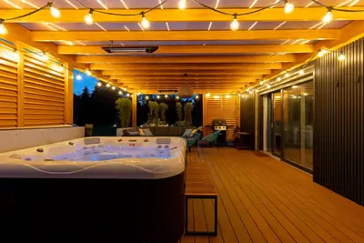 Jacuzzi i pergola – Bielawy House, dom z basenem na Kaszubach