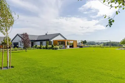 Ogród i plac zabaw – Bielawy House, dom z basenem na Kaszubach