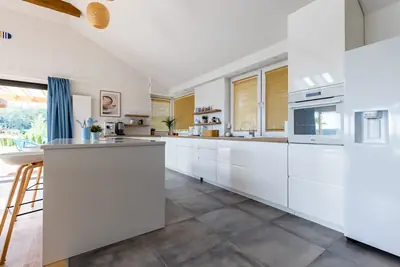 Kuchnia i jadalnia – Bielawy House, dom z basenem na Kaszubach