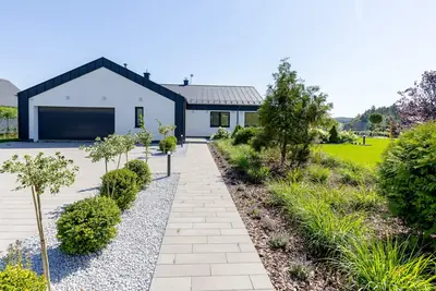 Ogród i plac zabaw – Bielawy House, dom z basenem na Kaszubach (12)