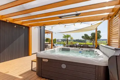 Jacuzzi i pergola – Bielawy House, dom z basenem na Kaszubach (4)