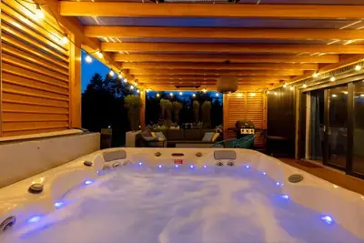 Jacuzzi i pergola – Bielawy House, dom z basenem na Kaszubach (2)