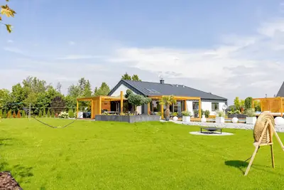 Ogród i plac zabaw – Bielawy House, dom z basenem na Kaszubach (9)