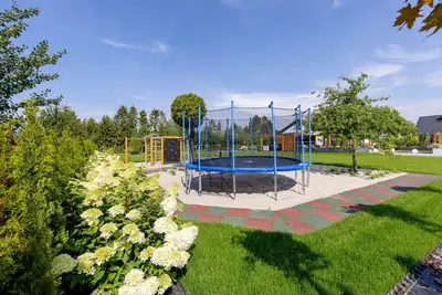 Ogród i plac zabaw – Bielawy House, dom z basenem na Kaszubach (8)