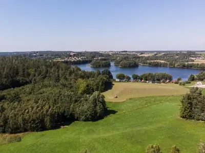 Ogród i plac zabaw – Bielawy House, dom z basenem na Kaszubach (10)